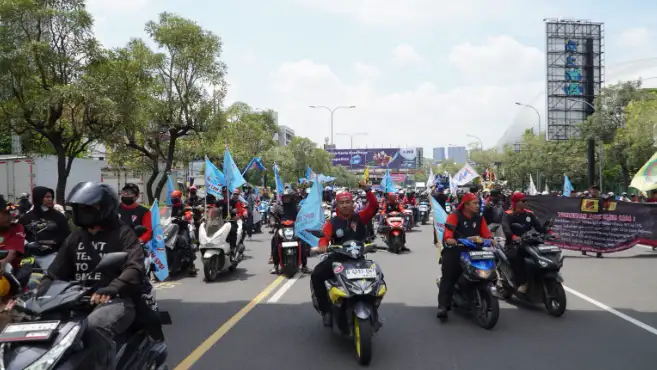 Buruh Bekasi Melawan (BBM) dan PERAK Gelar Aksi di Pemkot, Walikota Tri Adhianto Sambut Dialog